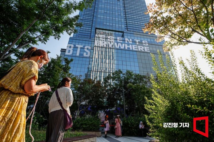 [포토]이른 아침부터 하이브 사옥 앞 찾은 외국인 관광객들 - 아시아경제