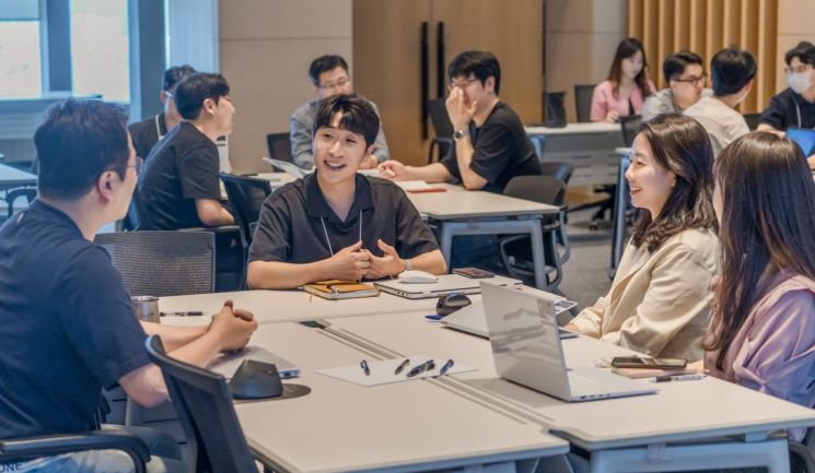 LG화학 임직원들이 '제1회 커리어 위크' 경력개발 워크숍에 참석해 개인 경력개발 방안에 대해 논의하고 있다. [사진제공=LG화학]