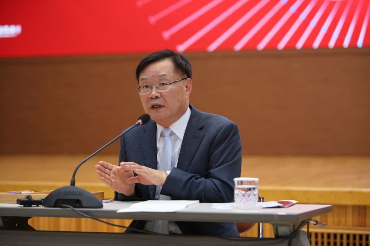 홍남표 경남 창원특례시장이 취임 1주년 기자간담회에서 기자들의 질문에 답하고 있다. [사진=이세령 기자]