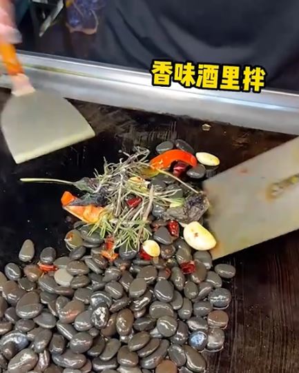 양념만 쏙 빨아먹고 뱉는 진짜 돌멩이 볶음요리 中인기