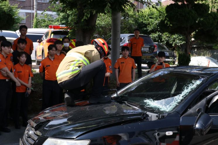 Gwangju Bukbu Fire Station Conducts Vehicle Door Opening Drill for Traffic Accident Preparedness
