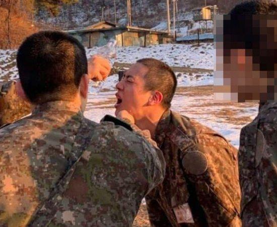 동기 훈련병들이 화생방 훈련 후 진의 얼굴에 물을 뿌려주고 있다. [사진출처='육군훈련소 대신 전해드립니다' 페이스북 캡처]