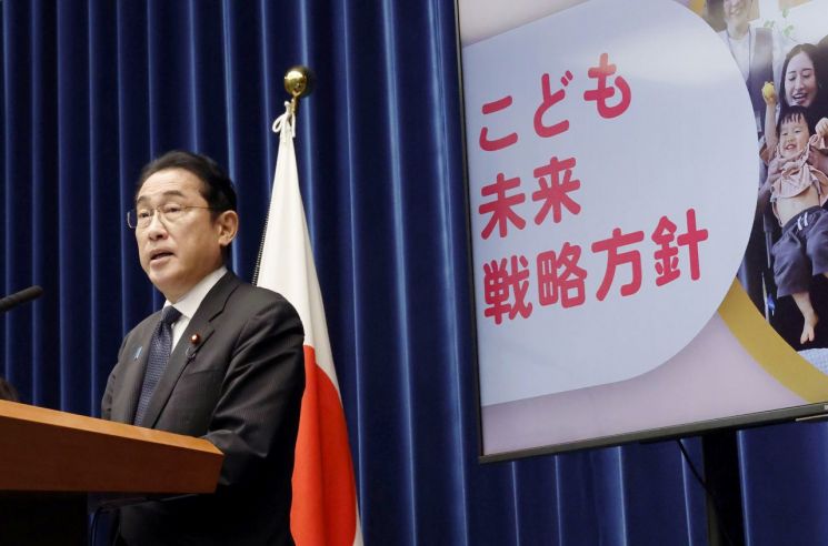 기시다 후미오 일본 총리는 13일 기자회견을 열고 저출산 대책을 직접 발표했다.[이미지 출처=연합뉴스]