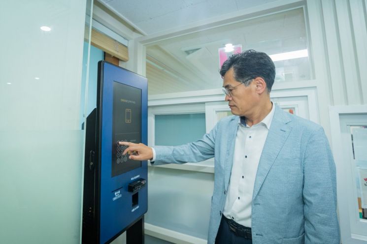 이기재 양천구청장이 12일 목4동 청소년독서실을 방문, 사전 점검하고 있다.
