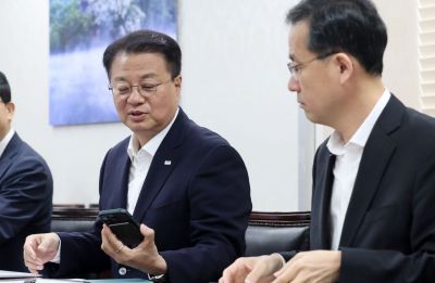방기선 기재부 차관이 14일 서울 종로구 정부서울청사에서 열린 일자리 TF 회의에 참석, 회의 시작 전 휴대폰을 확인하고 있다. 사진=윤동주 기자 doso7@
