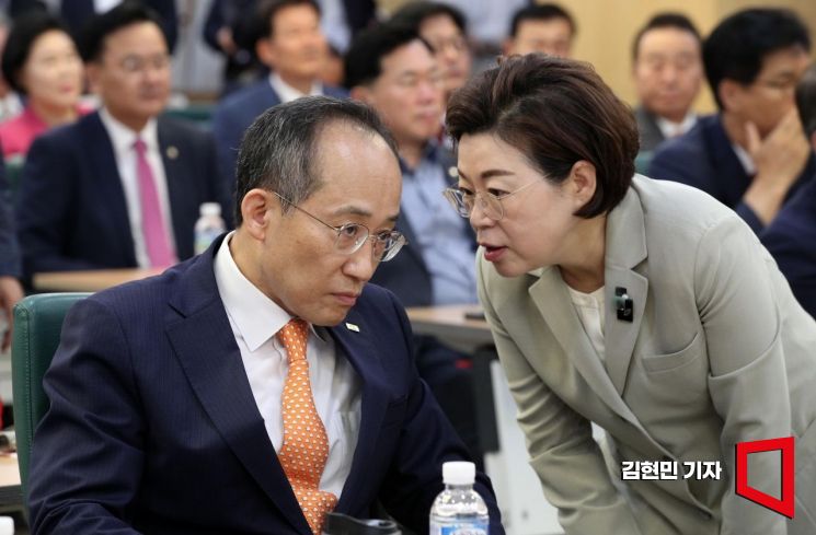 추경호 경제부총리 겸 기획재정부 장관이 지난 14일 국회 의원회관에서 열린 국민의힘 국민공감 공부모임에서 김정재 의원과 대화하고 있다. 사진=김현민 기자 kimhyun81@