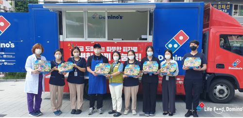 도미노피자 직원들이 헌혈 문화 확산에 이바지하기 위해 13일 서울 동대문구 동부병원 헌혈자들에게 피자를 기부하고 기념사진을 촬영하고 있다. [사진제공=도미노피자]