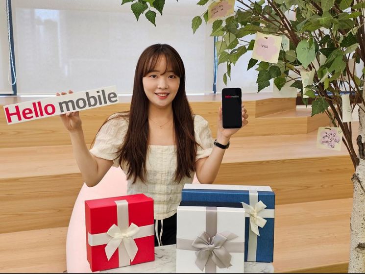 헬로모바일이 월 3만원 대에 데이터를 무제한으로 즐기는 실속형 5G 단말 요금제를 선보였다. [사진제공=LG헬로비전]