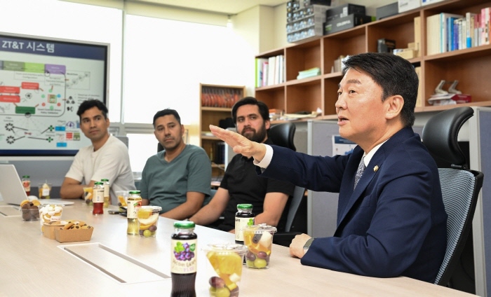 [Circle Foundation Ahn Cheol-soo guest discussing Zero Touch and Zero Trust (ZT&T) system-based cybersecurity technology and the environment for foreign researchers in Korea]