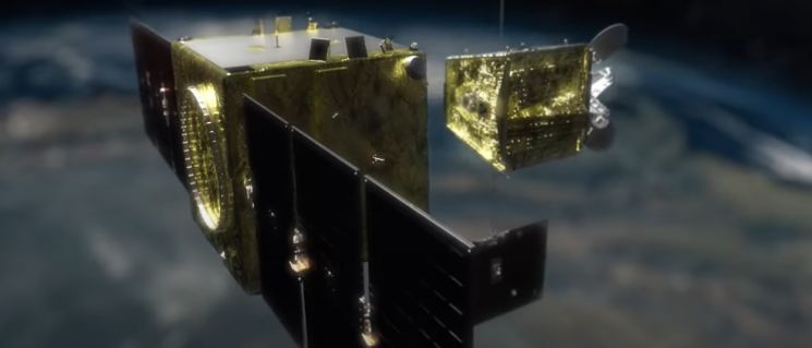 일본 아스트로스케일사가 지난 13일 공개한 가상 동영상에서 개발 중인 우주쓰레기 청소선 'ELSA-M'(왼쪽)이 목표 위성과 도킹하고 있다.