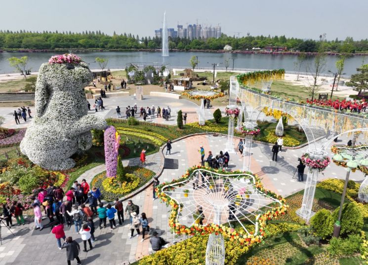 2023 고양국제꽃박람회 개막일인 4월27일 오전 경기도 고양시 일산호수공원 행사장을 찾은 시민들이 야외 정원에 심어진 꽃을 관람하고 있다. [이미지출처=연합뉴스]