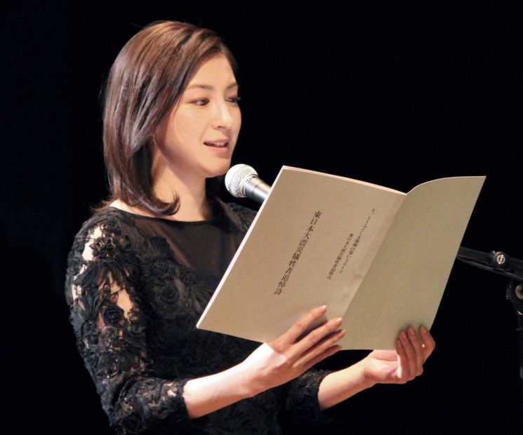 Japanese actress Ryoko Hirosue acknowledged her affair and expressed her apologies through her agency's Instagram on the 14th. The photo shows her attending an event in 2013. <br>[Photo by Kyodo News and Yonhap News]
