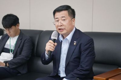 강경성 산업부 2차관이 14일 정부세종청사에서 열린 기자간담회에서 발언하고 있다.