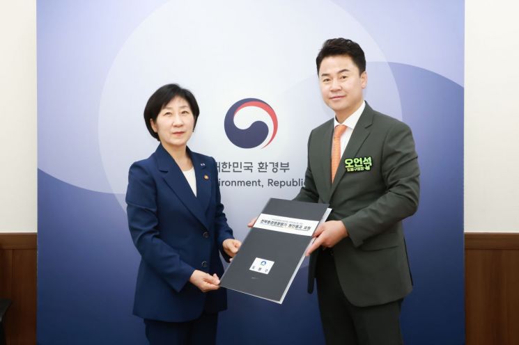 오언석 도봉구청장(사진 오른쪽)이 14일 우이신설연장선 전략환경영향평가 원안통과를 위해 한화진 환경부장관과 면담을 갖고 협조를 요청했다.