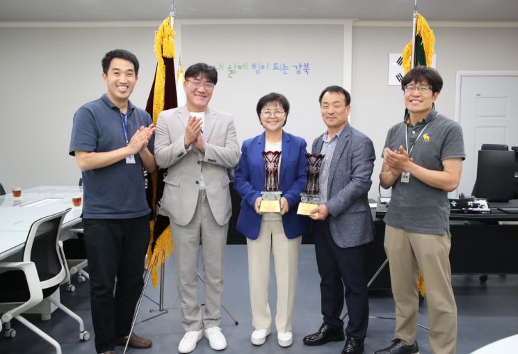 이순희 강북구청장 구청장배 축구대회 우승팀 축하 