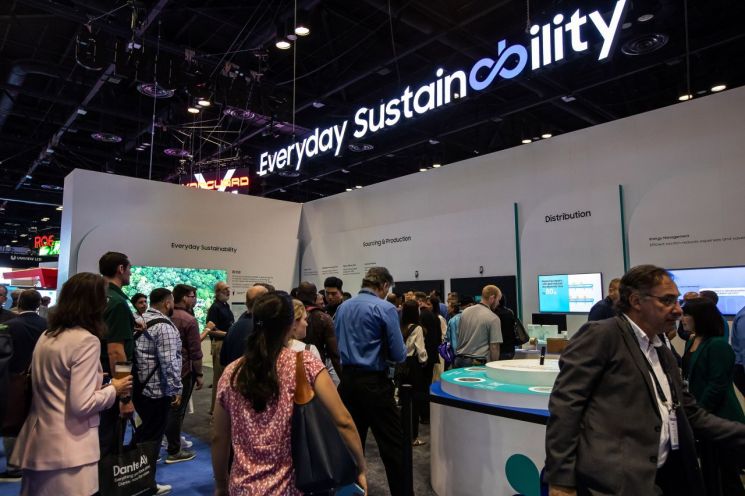 Visitors at the Samsung Electronics booth are examining the eco-friendly efforts introduced across the product lifecycle displayed at the front of the exhibition hall. Samsung's environmental strategy was selected as the 'Most Innovative Sustainable Product/Strategy' by SCN, a North American AV media outlet. / <br>[Photo by Samsung Electronics]