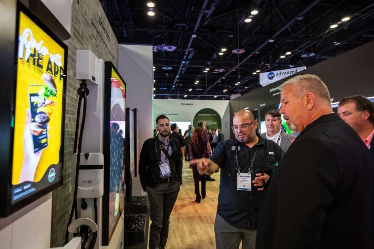 Visitors at the Samsung Electronics booth are exploring various new display products. / <br>[Photo by Samsung Electronics]