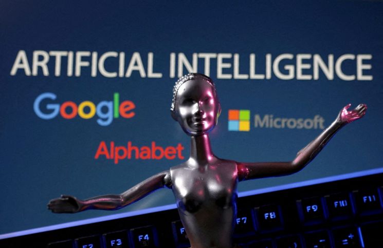 사무직 일자리 위협하는 AI…"여성이 남성보다 더 불안"