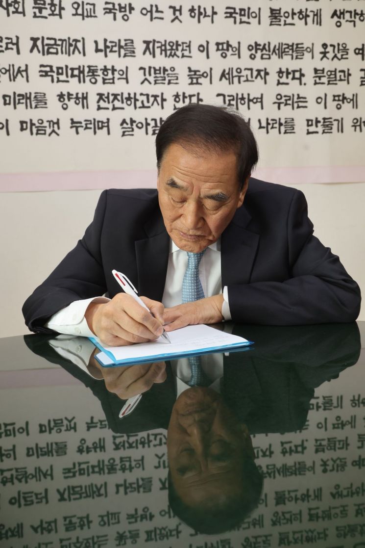 "쉼 없이 움직여서 鐵, 틈날 때 써서 哲" 하만하천 철인들