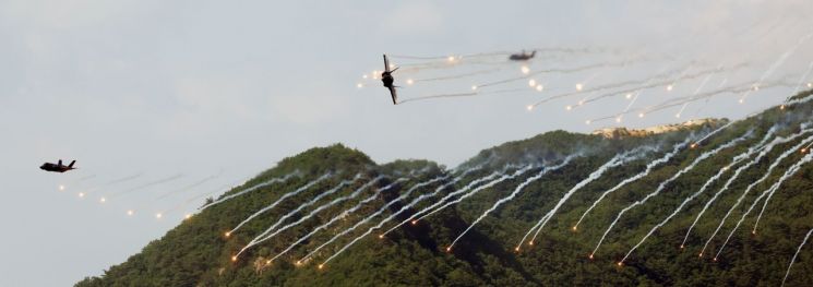 在尹锡悦总统主持下于15日举行的“2023联合·合成火力歼灭训练”中，F-35A正在发射干扰弹。 韩联社供图