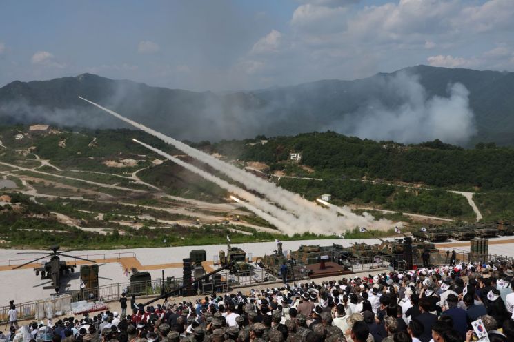 在尹锡悦总统主持下于15日实施的“2023联合·合成火力歼灭训练”中，多管火箭炮系统MLRS（M270）正在实施同步一体化射击。 [图片来源=联合新闻社供图]