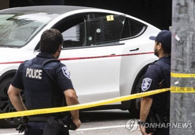 한인 부부가 탑승했던 테슬라 차량과 경찰의 모습 [사진출처=연합뉴스]