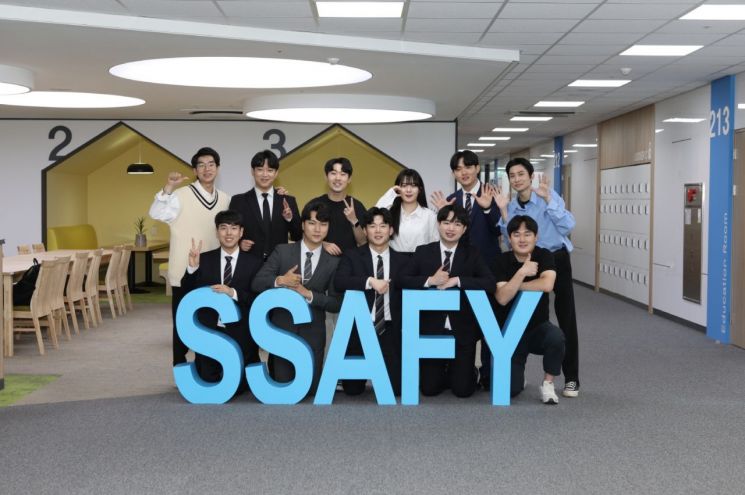 Graduates of the 8th class at the Gwangju campus of the 'Samsung Youth Software Academy (SSAFY)' in Gwangju Metropolitan City pose for a commemorative photo at the graduation ceremony held on the 16th. <br>[Photo by Samsung Electronics]