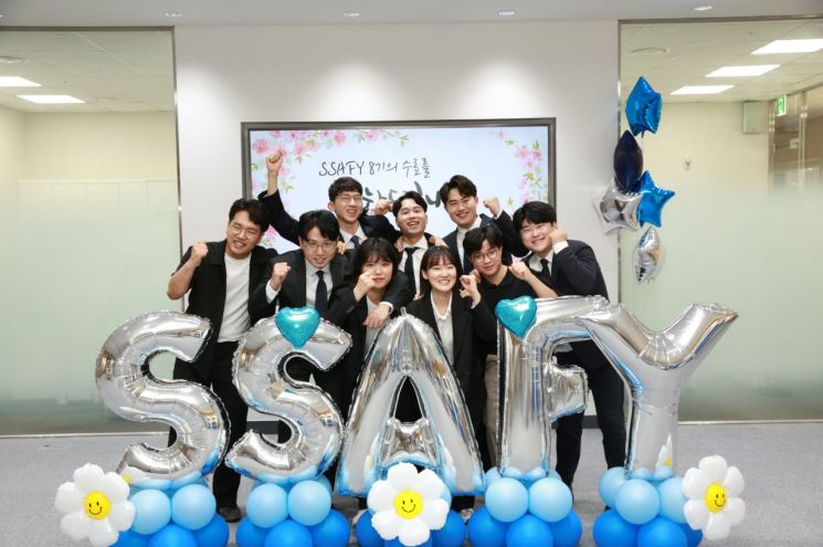 부산광역시 'SSAFY 부울경 캠퍼스' 8기 교육생들이 수료식을 앞두고 기념 촬영을 하고 있다.[사진제공=삼성전자]