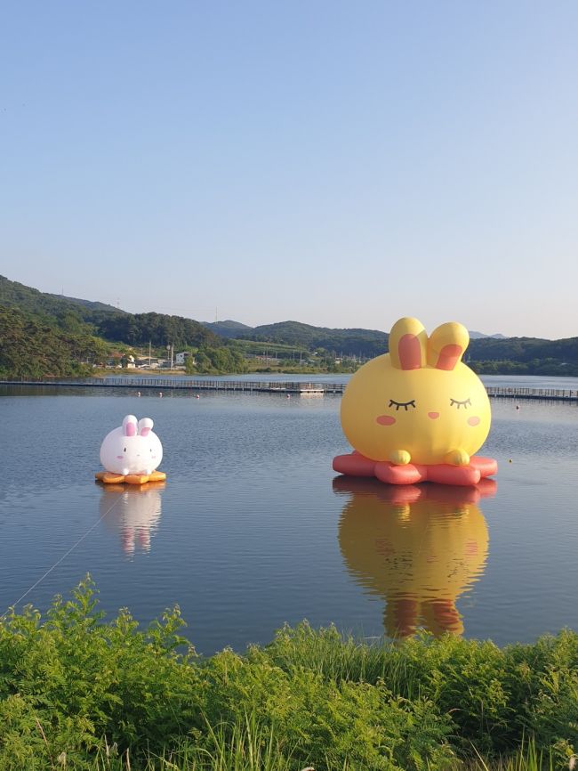 고창읍성 주변 노동저수지에 토끼 조형물 설치했다.[사진제공=고창군]