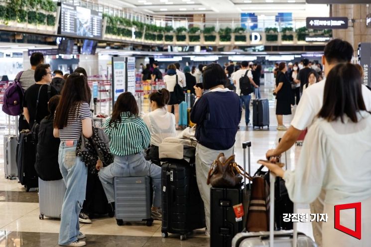 김포국제공항을 찾은 여행객들이 일본으로 가는 짐을 부치기 위해 대기하고 있다. 사진=강진형 기자aymsdream@