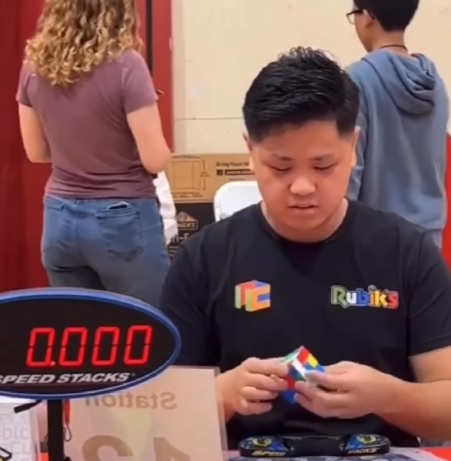 자폐증 치료하다 발견한 재능…큐브 세계신기록 세운 21살 한국계 청년
