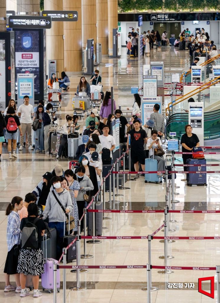 서울 김포국제공항을 찾은 여행객들이 짐을 부치기 위해 대기하고 있다. 사진=강진형 기자aymsdream@