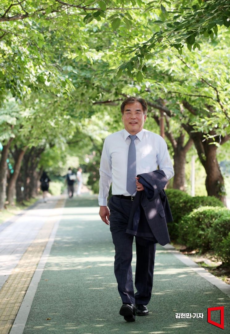 Moon Won-jae, president of Korea National Sport University, is walking on the campus of KNSU. Since his inauguration as the 8th president of KNSU last April, he arrives at the school every day at 6 a.m. and starts his day by walking around the campus.