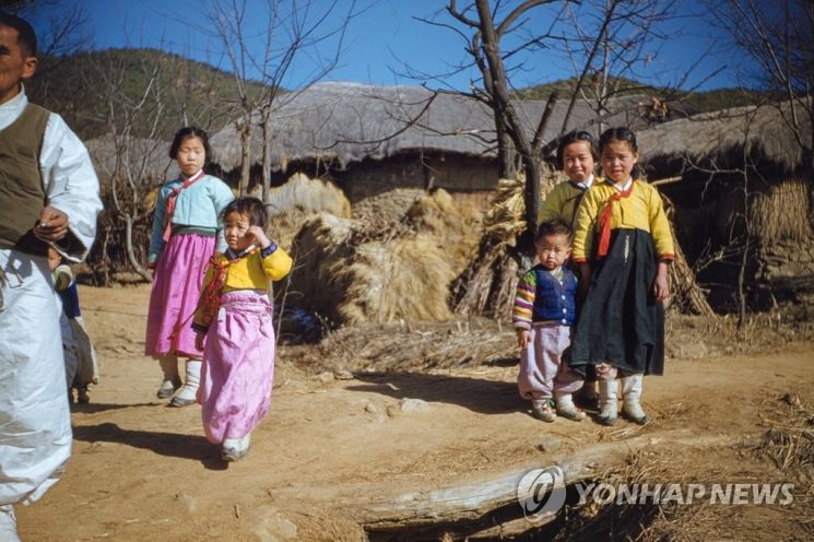 사진은 앙드레 다차리 씨가 촬영한 한복을 입고 있는 어린아이들 사진. [사진출처=민주평화통일자문회의 남유럽협의회 제공]