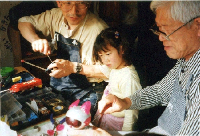 장난감을 고치는 스미 후미요시씨(왼쪽).(사진출처=고쿠분지장난감병원 홈페이지)