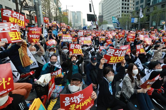 지난 4월1일 오후 서울 중구 태평로 일대에서 촛불행동 주최로 33차 촛불대행진 집회가 열리고 있다. [사진출처=연합뉴스]