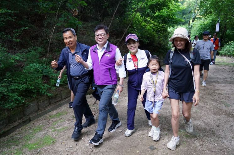 이필형 동대문구청장(왼쪽 두 번째)이 구민과 함께 홍릉숲 산책로를 걷고 있다.