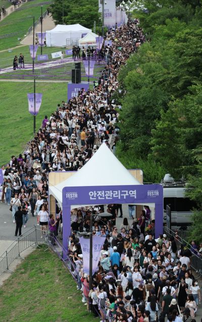 17일 오후 BTS 데뷔 10주년 기념 축제가 열린 여의도 한강공원에 인파가 몰려들고 있다.[사진=연합뉴스]