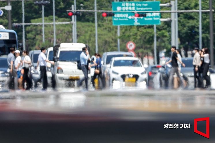 '오전 11시부터 서울지역에 폭염주의보가 발효됩니다'
요란한 알림음과 함께 휴대전화에 안전알림 문자가 도착했다. 속칭 7말8초의 한여름 상황이 아니다. 고작 6월 중순에 발효된 폭염주의보다. 지구온난화 현상으로 전세계가 이상기후에 몸살을 앓고 있다. 사계절이 뚜렷한 대한민국도 이젠 옛말이다. 사진=강진형 기자aymsdream@