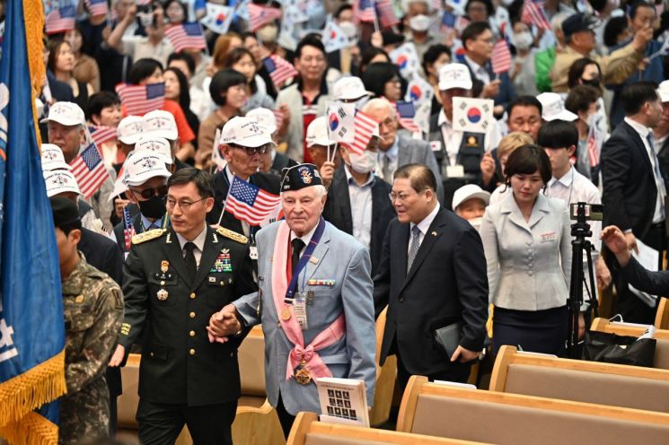 18일 오후 경기도 용인시 새에덴교회에서 열린 '제73주년 6.25전쟁 상기 참전용사 초청 보은행사'에서 미국인 참전용사와 참전용사 유족 등이 입장하고 있다. [사진제공=새에덴교회]