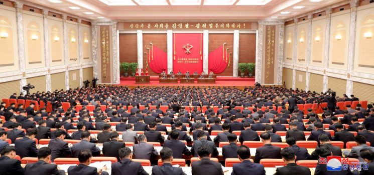 조선중앙통신은 8차 전원회의가 지난 16일부터 18일까지 당중앙위원회 본부에서 김정은 국무위원장이 참석한 가운데 진행됐다고 19일 보도했다.