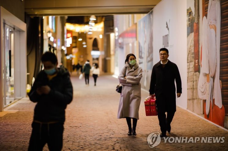 지난 2월 밸런타인데이 때 베이징의 한 쇼핑몰을 방문한 소비자들 [사진출처=EPA·연합뉴스]
