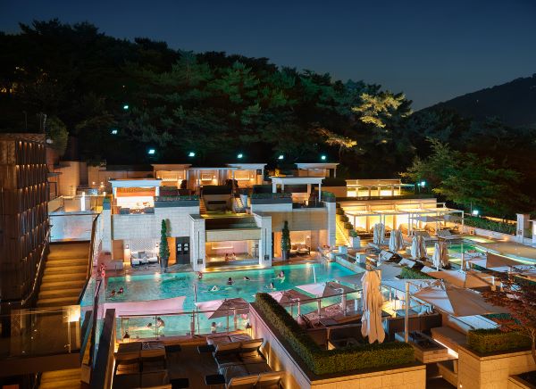 서울신라호텔 야외 수영장 '문라이트 시네마' 오픈