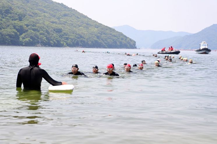 해군 해난구조전대 해난구조교육훈련대대는 해난구조 기본과정 교육생들을 대상으로 맨몸 원거리 수영 훈련을 실시했다.