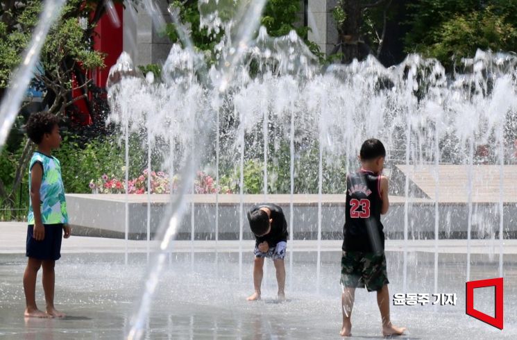 서울 광화문광장을 찾은 아이들이 분수대에서 물놀이를 하고 있다. 사진=윤동주 기자 doso7@