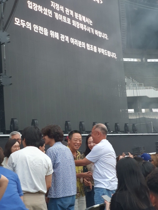 18일 서울 잠실 종합운동장 올림픽주경기장에서 열린 브루노 마스의 공연장을 찾은 정의선 현대자동차그룹 회장(오른쪽)이 정태영 현대카드 부회장(가운데)와 인사를 나누는 모습. [사진=온라인 커뮤니티]
