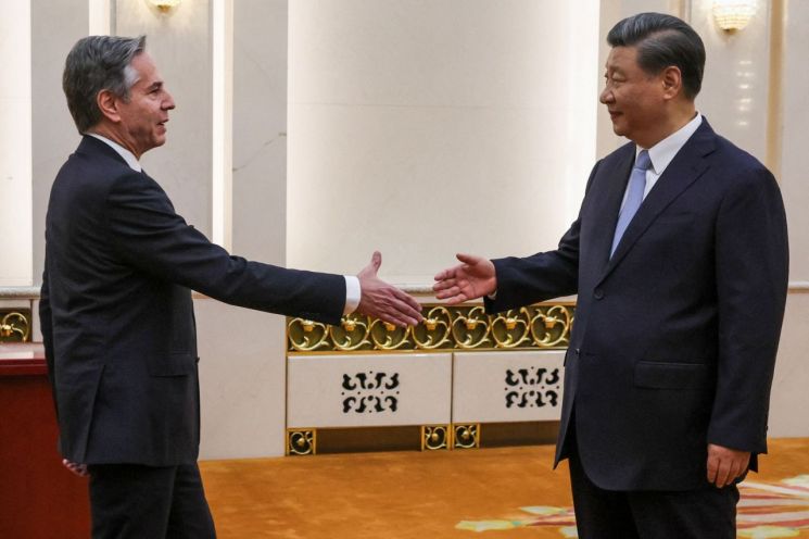 틀간의 일정으로 중국을 방문한 토니 블링컨 미국 국무장관(왼쪽)이 시진핑 중국 국가주석과 19일 베이징 인민대회당에서 악수하고 있다. [사진출처=AFP·연합뉴스]