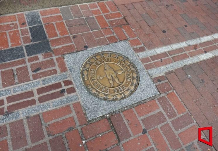 보스턴 '프리덤 트레일' 유적지임을 표시하는 철제 표지판 [사진=이춘희 기자]