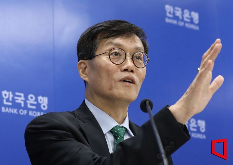 O governador do Banco da Coreia, Lee Chang-young, responde às perguntas dos repórteres em um briefing sobre o status operacional da meta de inflação para o primeiro semestre de 2023 no estande do Banco da Coreia em Jeongju, Seul, no dia 19.  Foto = Fundação de colaboração fotográfica