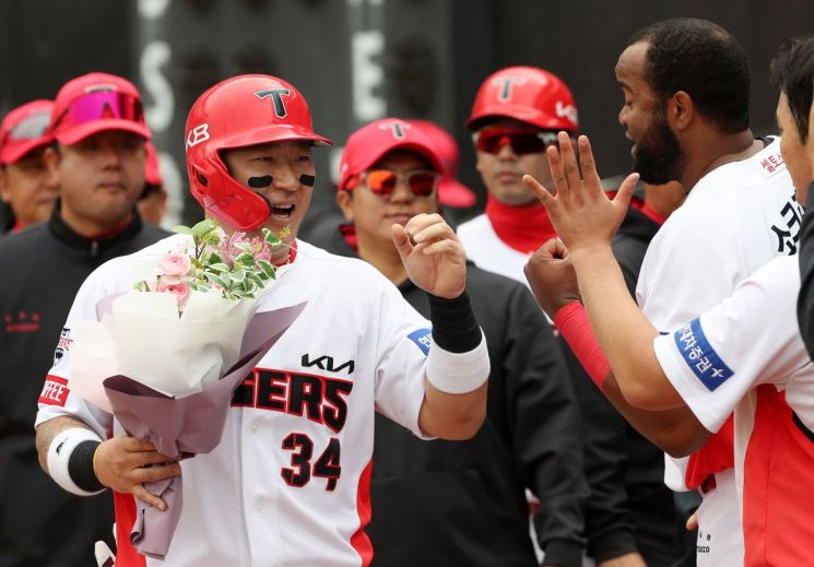 [뉴스속 인물]방출에 막노동까지…지금은 '최다 타점왕' 최형우